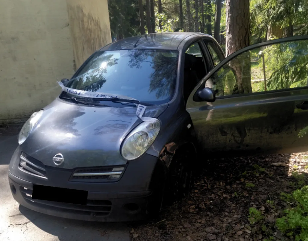 Kuvassa oleva auto lojui viime viikonlopun jäljiltä Heteniityntiellä Vuoniityn peruskoulun roskakatoksen vieressä puuhun törmänneenä.