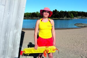 – Parasta rantapelastajan työssä on ulkotyö, jossa saa auttaa ja tavata ihmisiä. Pidän myös vedestä elementtinä, lisäksi taitouintitaustastani on hyötyä tässä työssä, rantapelastaja Rebecca Overmyer toteaa.