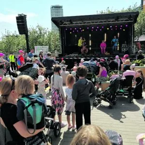 Satu Sopanen ja Tuttiorkesteri viihdytti runsaslukuista yleisöä sunnuntaina 12.6. Helsingin tapahtumasäätiön ja Vuotalon tuottamassa koko perheen tapahtumassa. Kuvat: Eero Honkanen