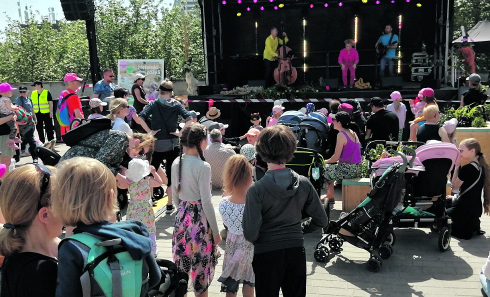 Satu Sopanen ja Tuttiorkesteri viihdytti runsaslukuista yleisöä sunnuntaina 12.6. Helsingin tapahtumasäätiön ja Vuotalon tuottamassa koko perheen tapahtumassa. Kuvat: Eero Honkanen