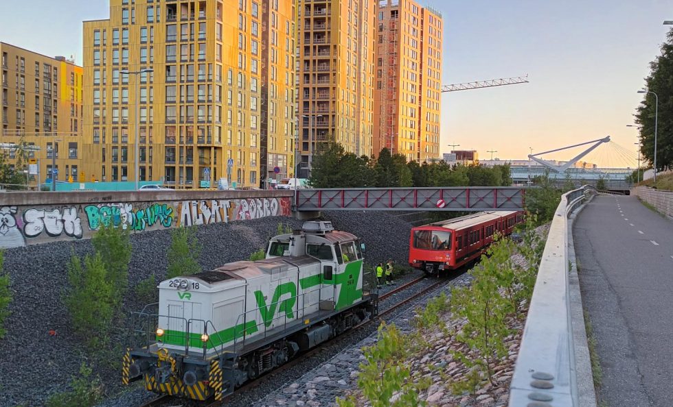 Vanhaa metrojunaa kuljetettiin 6.7. illalla Vuosaaren metroasemalta kääntöraiteita pitkin kohti satamaa. Kuva: Katja Okoye