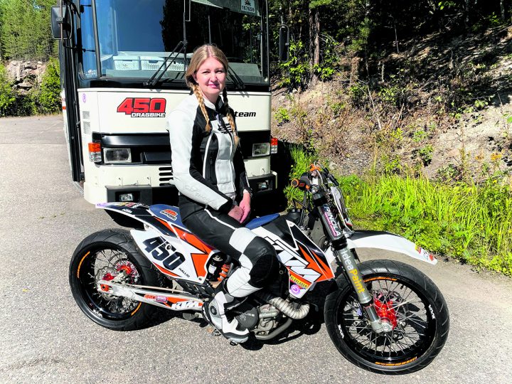 Marjo-Riina Kallion kisakuulumisia voi seurata sosiaalisessa mediassa tunnisteella @dragbike450.