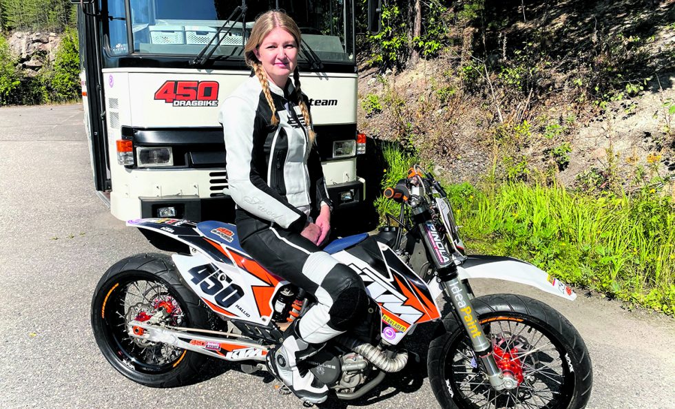 Marjo-Riina Kallion kisakuulumisia voi seurata sosiaalisessa mediassa tunnisteella @dragbike450.