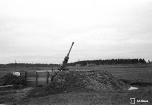 Ilmatorjunta-asema Viikin pelolla syksyllä 1944. Vuosaaren tykkiasemien tiedetään olleen samalla tyylillä rakennettu. Kuva: SA-Kuva