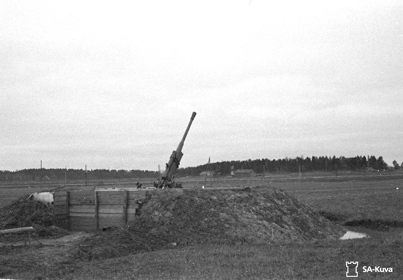 Ilmatorjunta-asema Viikin pelolla syksyllä 1944. Vuosaaren tykkiasemien tiedetään olleen samalla tyylillä rakennettu. Kuva: SA-Kuva