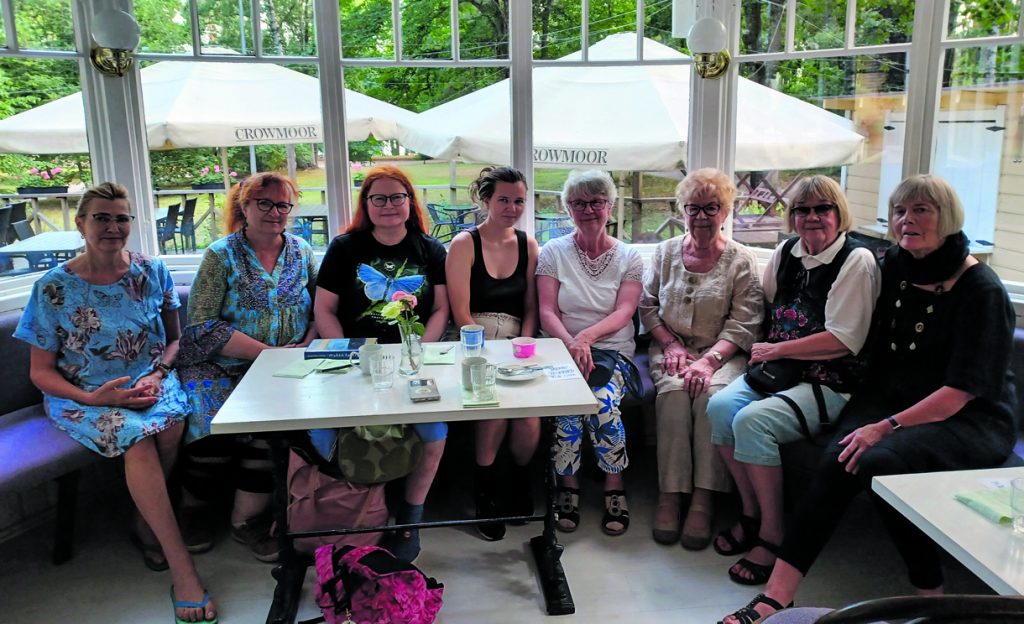 Naisten lukupiirin 21. toimintakauden avajaisia vietettiin ravintola Mainingissa 21.8. Lukupiirin vieraana oli kirjailija Marja-Leena Mikkola (kuvassa kolmas oikealta).