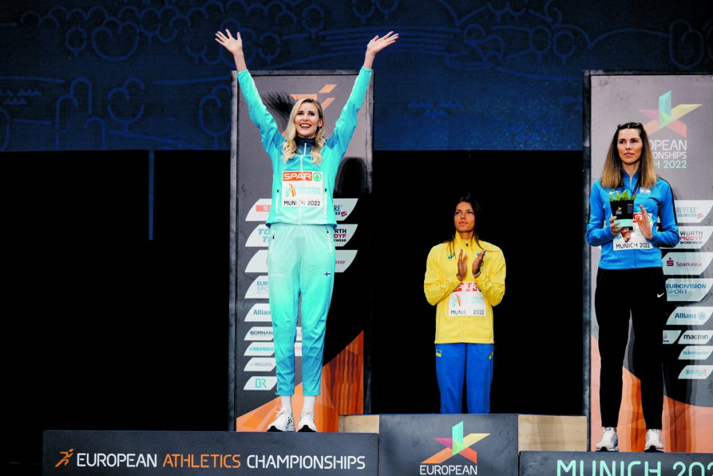 Kristiina Mäkelä tuulettaa hopeaa palkintojenjaossa Münchenin EM-kisoissa 2022.