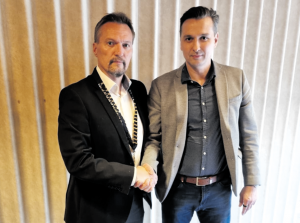 Vuosaaren Rotaryklubin vetovastuu siirtyi heinäkuussa Marko Lahikaiselle (vasemmalla). Kuvassa oikealla oleva Tuomo Laukkonen toimi koronan-ajan takia poikkeuksellisesti kaksi vuotta klubin presidenttinä.