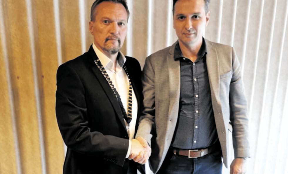 Vuosaaren Rotaryklubin vetovastuu siirtyi heinäkuussa Marko Lahikaiselle (vasemmalla). Kuvassa oikealla oleva Tuomo Laukkonen toimi koronan-ajan takia poikkeuksellisesti kaksi vuotta klubin presidenttinä.