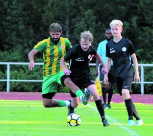 FC Viikingit/S.C.P:n Markus Maunu taisteli Valttia vastaan pallosta lauantaina 13.8. ottelu päättyi Valtin 1–5-voittoon.