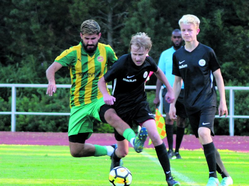 FC Viikingit/S.C.P:n Markus Maunu taisteli Valttia vastaan pallosta lauantaina 13.8. ottelu päättyi Valtin 1–5-voittoon.