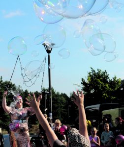 Kauppakeskus Columbuksen Visit Vuosaari Weekendin ohjelmaa oli pitkin lauantaita 27.8. niin kauppakeskuksen sisä- kuin ulkotiloissakin. Mosaiikkitorilla nähtiin komea jättisaippuakuplashow.
