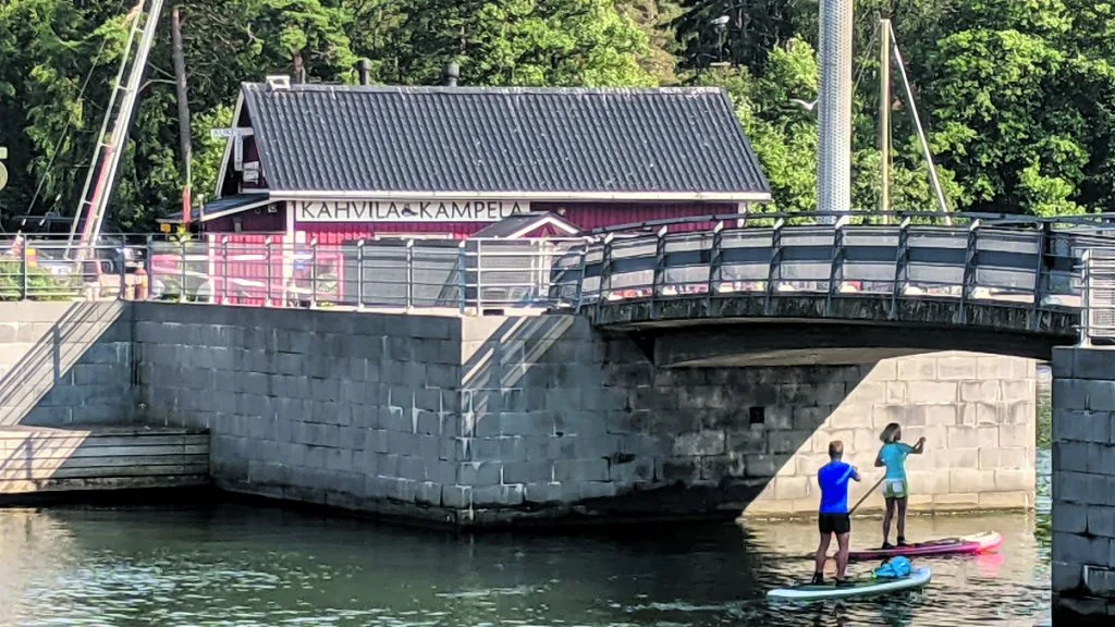 Sup-lautailu on yleistynyt vesillä, tässä mennään Kampelan luona.                 Kuva: Matti Pöhö