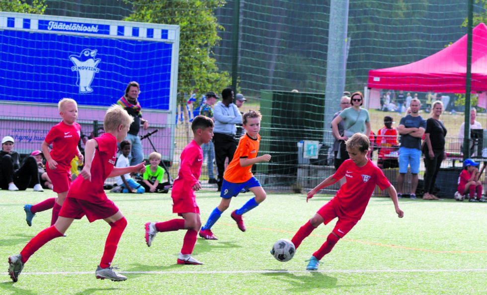 FC Viikinkien perinteinen Syysfestivaalit -jalkapalloturnaus järjestettiin Kartanon kentillä viime viikonloppuna 27.8.–28.8. Turnaukseen osallistui yhteensä 120 juniorijoukkuetta, joten kentillä ja niiden liepeillä kävi melkoinen vilske. Kuvassa FC Viikinkien Pojat P13 -kilpajoukkue, joka pelasi PPJ/Eiraa vastaan.
