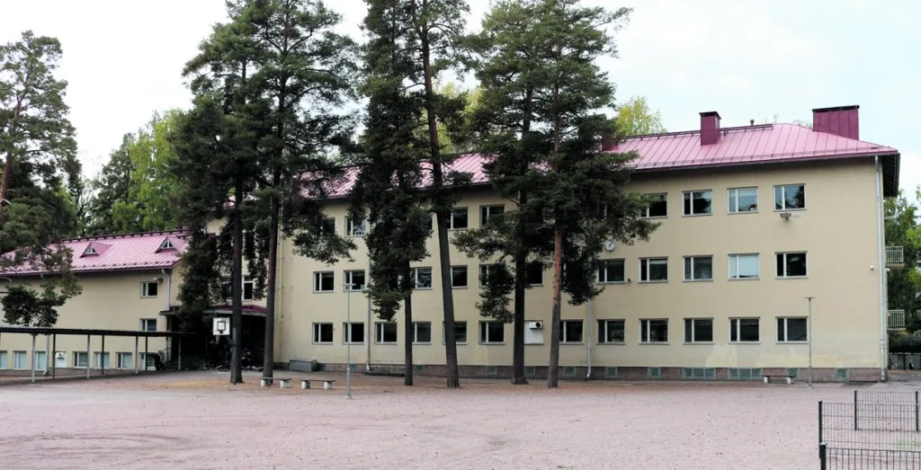 Vuonna 1950 valmistuneen Heteniityntien koulurakennuksen vesi- ja viemärijärjestelmän huono kunto ajaa oppilaat aikaistettuun väistöön. Kuvat: Eero Honkanen