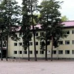 Heteniityntien koulurakennuksen huono kunto ajaa oppilaita Punakivenkentän paviljonkeihin jo 24.10. alkaen