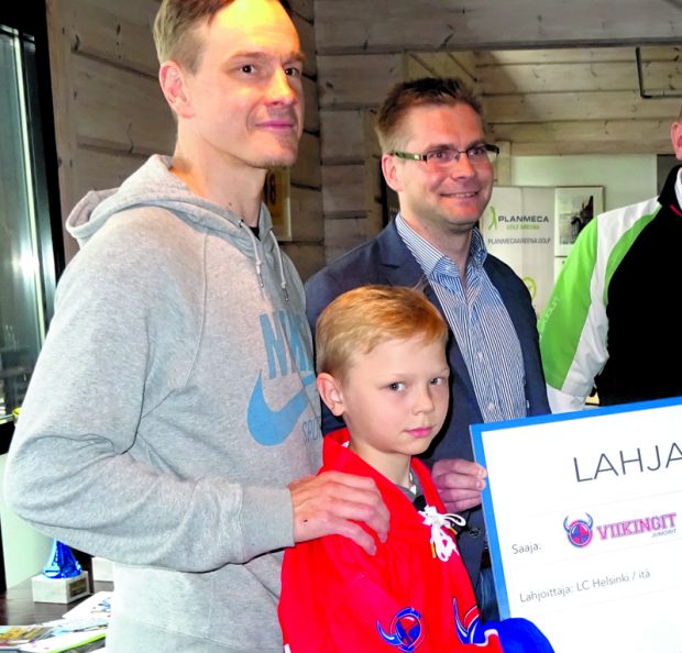 Viikinkien jääkiekkojuniorit vastaanottivat vuoden 2017 avustusta.