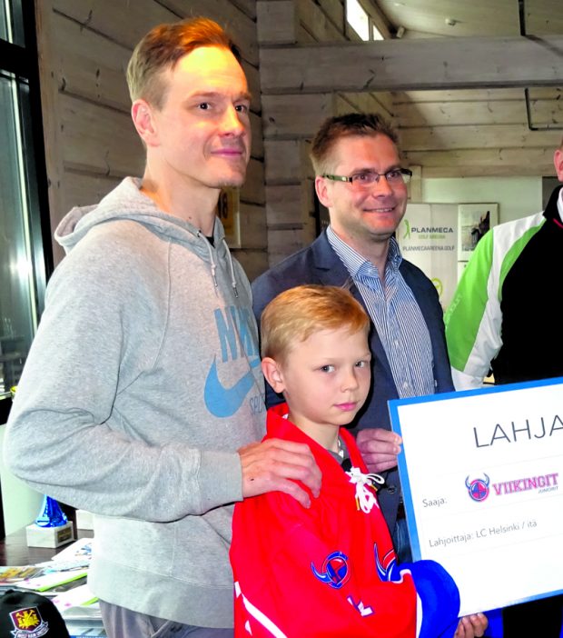 Viikinkien jääkiekkojuniorit vastaanottivat vuoden 2017 avustusta.