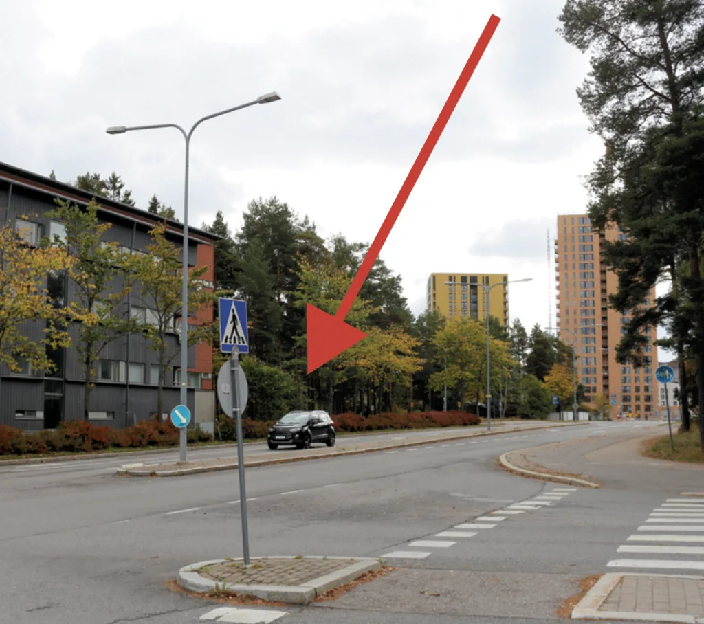 Väistötilat siirtyvät kuvassa nuolen kohdilla olevan metsikön paikalle Porslahdentien ja -kujan kulmaan vuonna 2024. Tontti on palvelukäyttöön varattu yleisten rakennusten tontti.