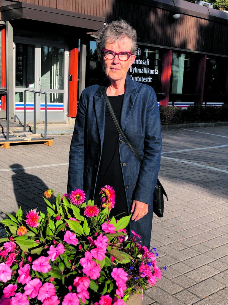 Vuosaaren Urheilutalon edustalla seisova Pirkko-Liisa Ojanen on huolissaan Itämeren tilasta – yksi motiivi roskien keräämiselle onkin huoli hulevesien mukana mereen kulkeutuvista jätteistä.