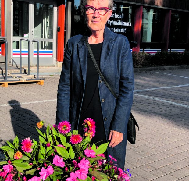 Vuosaaren Urheilutalon edustalla seisova Pirkko-Liisa Ojanen on huolissaan Itämeren tilasta – yksi motiivi roskien keräämiselle onkin huoli hulevesien mukana mereen kulkeutuvista jätteistä.