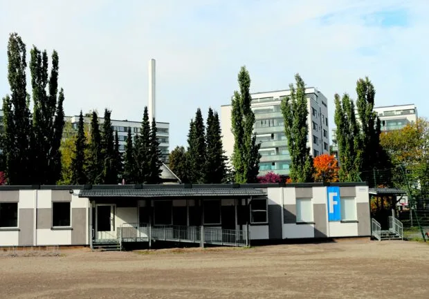 Parisataa Vuoniityn peruskoulun oppilasta siirtyy näihin Lohikäärmepuiston vieressä oleviin paviljonkeihin 24.10.2022 alkaen.