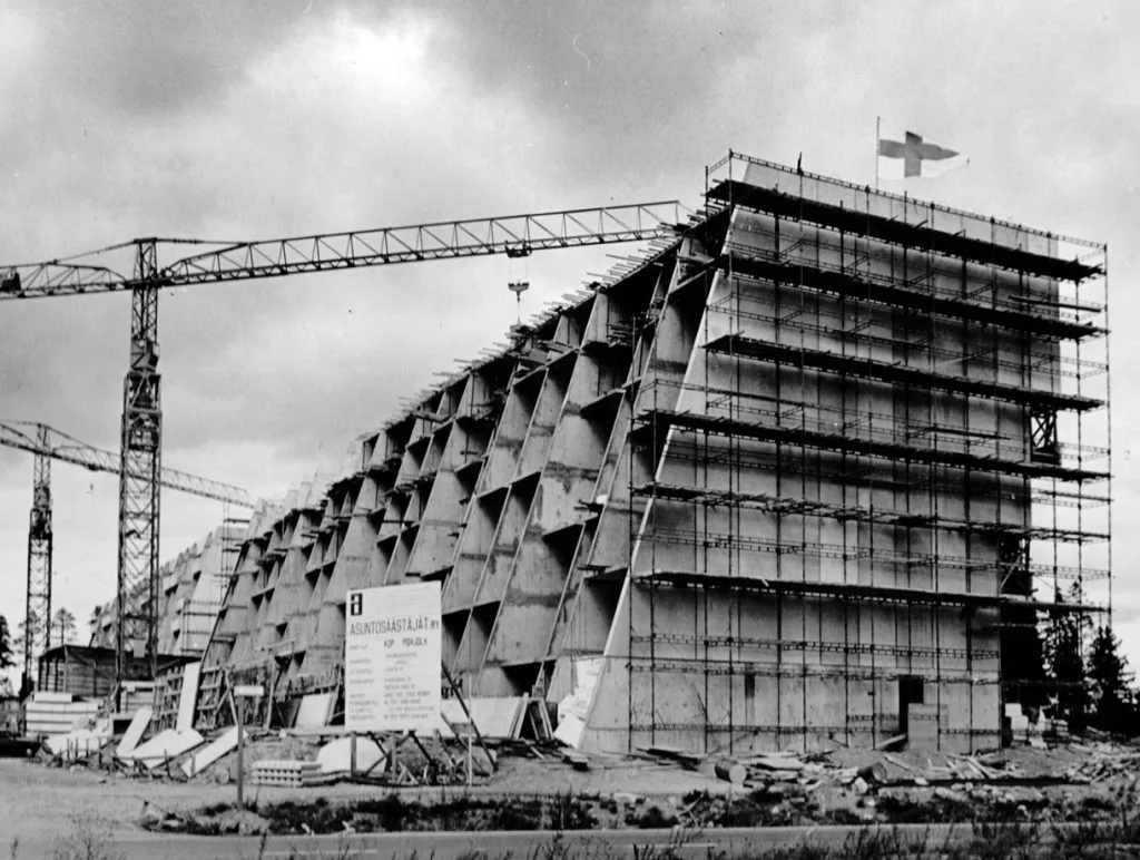 Suomen ensimmäisen terassitalon harjannostajaisia vietettiin elokuussa 1969. Yhtiö oli Asuntosäästäjät ry:n toteuttama kohde. Harjannostajaisissa puheen piti Asuntosäästäjät ry:n johtaja Martti Ilveskorpi. Kuva: Vuosaari-lehden arkisto