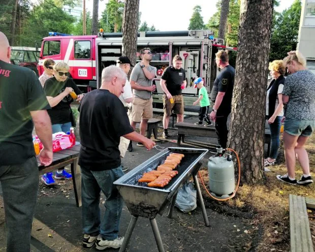 Makkara ja virvokkeet maistuivat harjoituksen päätteeksi Ulappasaarentie 10:n asukkaille.
