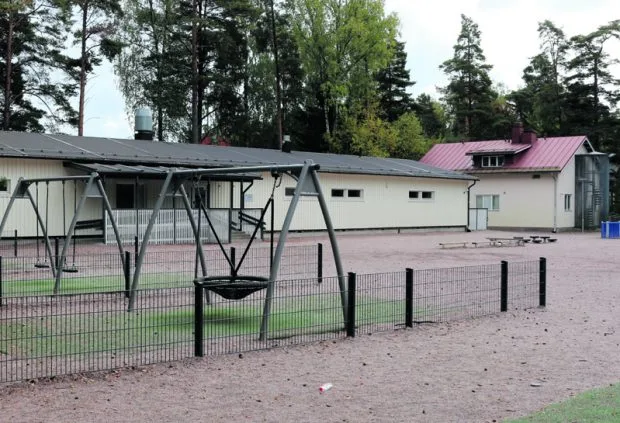 Noin 90 oppilasta jatkaa opiskeluaan Vuoniityn peruskoulun Heteniityntien toimipisteen pihalla olevissa tilapäisväistötiloissa.