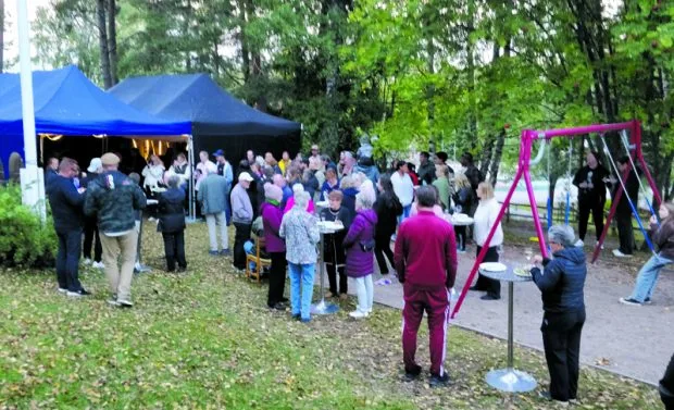 50-vuotiasta As Oy Säästöniemeä juhlittiin taloyhtiön pihalla. Kuva: Annamari Aalto