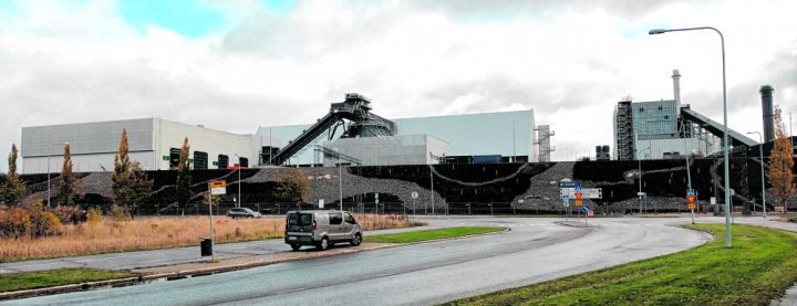 Uusi biolämpölaitos Satamakaaren ja Niinisaarentien risteyksen kohdilta kuvattuna. Vasemmalla hakkeen vastaanottorakennus. Laitoksen savupiippu kohoaa 80 metriin.