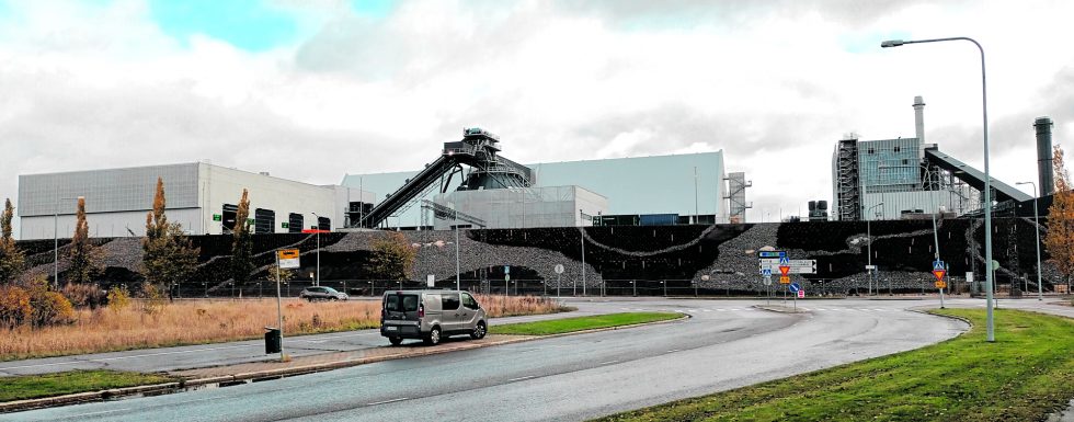 Uusi biolämpölaitos Satamakaaren ja Niinisaarentien risteyksen kohdilta kuvattuna. Vasemmalla hakkeen vastaanottorakennus. Laitoksen savupiippu kohoaa 80 metriin.