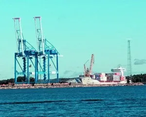 Kuvassa sähkökatkon saanut portugalilaisrahtilaiva Skalar Vuosaaren satamaan hinattuna.
