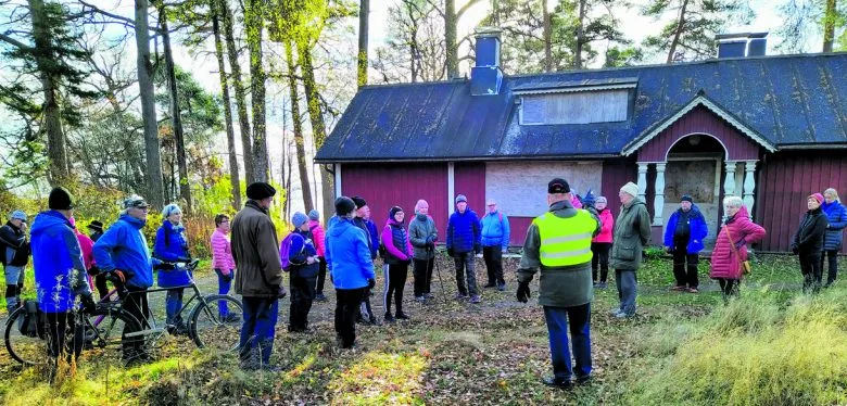 Retkeläiset Kuningattaren kärjessä olevan Kuhlefeltin huvilan pihalla. Retkeläisten harras toive oli, että tyhjillään oleviin rakennuksiin pitäisi pikaisesti saada jotakin toimintaa.