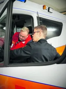 Ensihoitomestari Tuomas Taskinen kertoo Sami Rymölle hallintalaitteiden yksityiskohdista.
