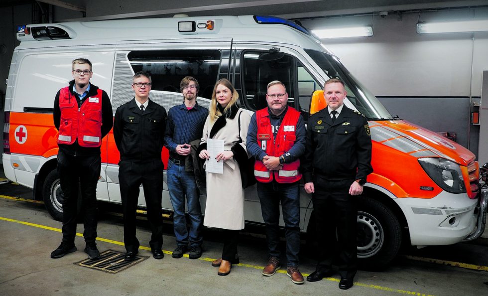 Ambulanssia olivat luovuttamassa pelastusjohtaja Jani Pitkänen ja ensihoitomestari Tuomas Taskinen. SPR:n Itä-Helsingin osaston puolesta lahjoituksen ottivat vastaan toinen puheenjohtaja Judit Vikman sekä ensiapuryhmän edustajat Sami Rymö, Jesse Järvi ja Jaakko Westerlund.