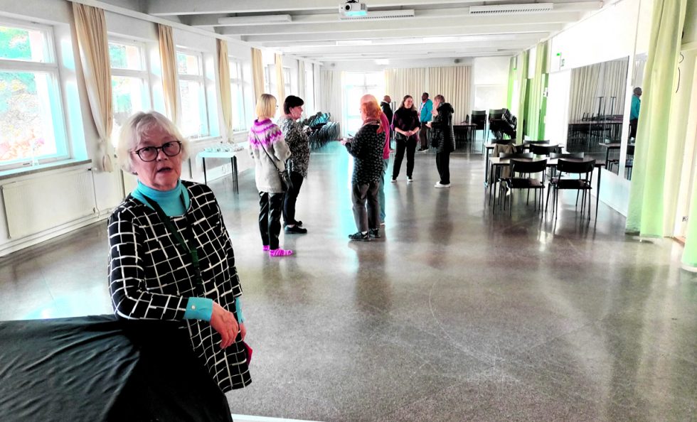 Vuosaaren musiikkikoulun rehtori Liisa Winberg esitteli sunnuntaina 9.10. Saseka-talon remontoituja tiloja. Musiikkikoulu on yksi talon vuokralaisista. Juhlasaliin saa istumapaikan peräti 120 hengelle.