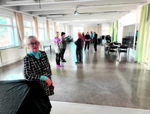 Vuosaaren musiikkikoulun rehtori Liisa Winberg esitteli sunnuntaina 9.10. Saseka-talon remontoituja tiloja. Musiikkikoulu on yksi talon vuokralaisista. Juhlasaliin saa istumapaikan peräti 120 hengelle.