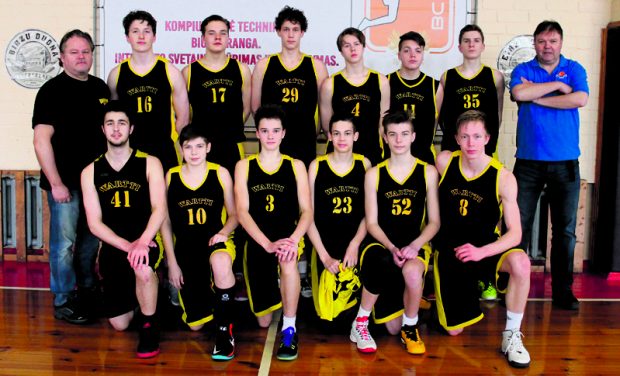 Wartti Basketin B-pojat vuonna 2016 Euroopan Nuorten Liigan osaturnauksessa Liettuan Birzaissa. Jantunen takarivin keskellä. Kuva: Elena Jantunen