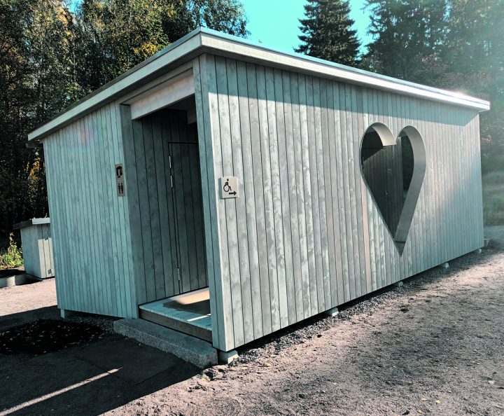 Helsinki-huussi valmistui Uutelan kodan viereen. Tiloissa on myös lastenhoitomahdollisuus.