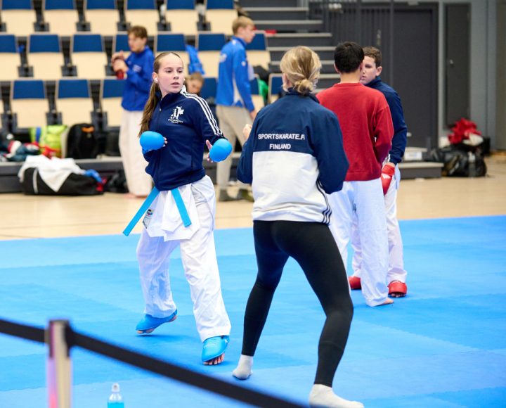 Vanessa Kirov lämmittelee Finnish Open Cupissa lokakuussa.