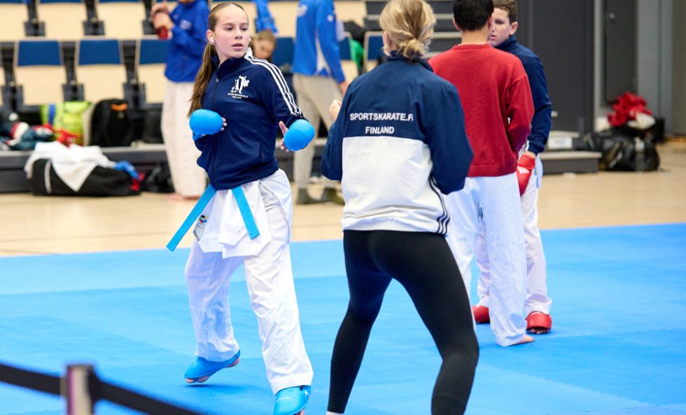 Vanessa Kirov lämmittelee Finnish Open Cupissa lokakuussa.