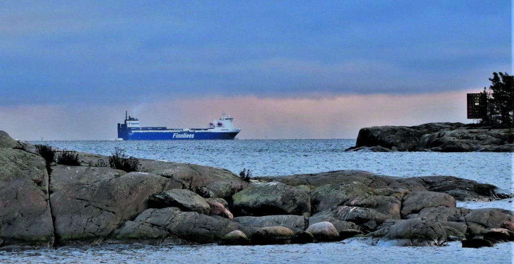 Rahtilaiva marraskuun puolivälissä Vuosaaren satamaväylällä.                                     Kuva: Matti Koivisto