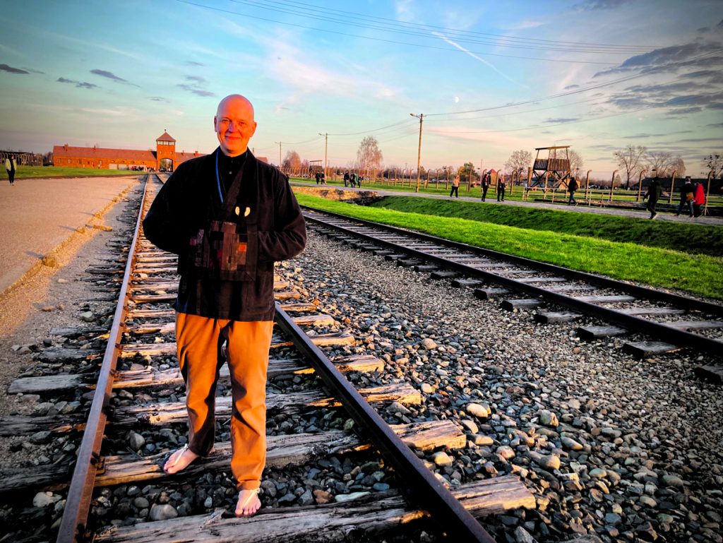 Mikko Ijäs Auschwitzissa Peacemakersin retriitissä. Kuva: Camilla Mösler