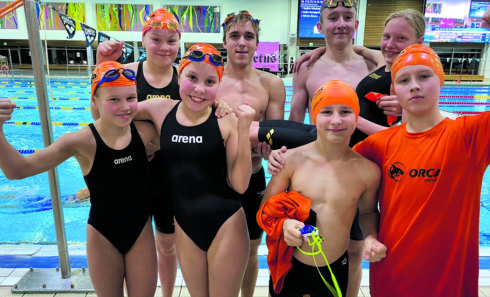 Orca panostaa nyt viesteihin. Kuvassa 4 x 50 skuv finalistijoukkue Lilja Hirsikko (vas.), Alexandr Vysotskiy, Matias Kukkonen ja Uliana Nikashina. Edessä 4 x 50 skuv Aluekisan 3. joukkue Lumi Sutinen, Emma Kaiser, Eero Lähteenmäki ja Julius Sydänmaa.
