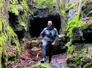 Vuosaari tuli Igor Parrille tutuksi jo lapsena Kallahdenniemen Hästholmenissa kesäleireillä, Heteniityn urheilukentällä FC Viikingeissä jalkapalloa pelaten sekä Vuosaaren Urheilutalolla karatea harrastaen, vaikka asuikin perheineen Kontulassa. Kuvassa Parri Mustavuoressa ensimmäisen maailmansodan linnoitteilla.