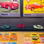 Himoittuja Pauligin autokeräilykortteja Pauligin museon vitriinissä.