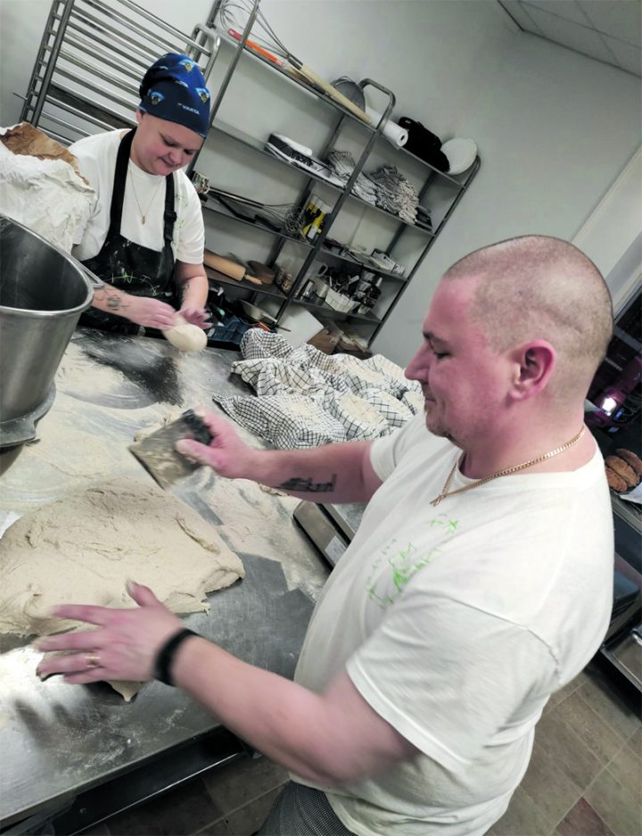 Leipomotuotteiden hintoja ovat nostaneet jauhojen kohonneet hinnat. Joissain tietyissä jauhoissa hinta on jopa tuplaantunut. Kuvassa perheleipomo Tintin Juurilla yrittäjät Tiina ja Mika Kujala.