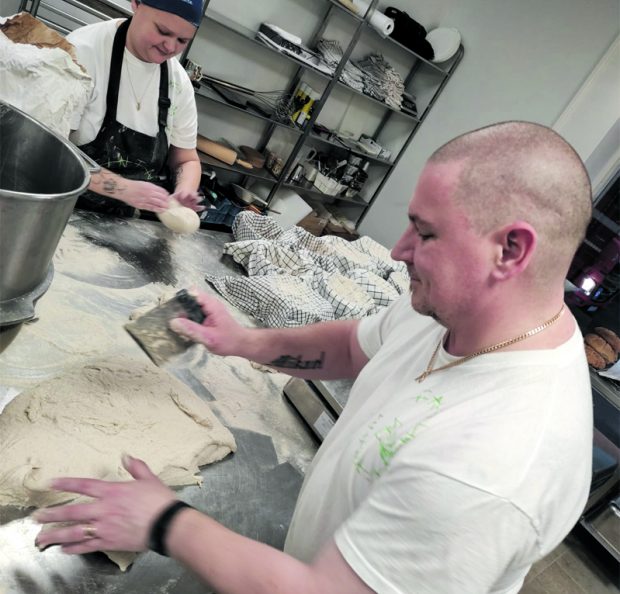 Leipomotuotteiden hintoja ovat nostaneet jauhojen kohonneet hinnat. Joissain tietyissä jauhoissa hinta on jopa tuplaantunut. Kuvassa perheleipomo Tintin Juurilla yrittäjät Tiina ja Mika Kujala.