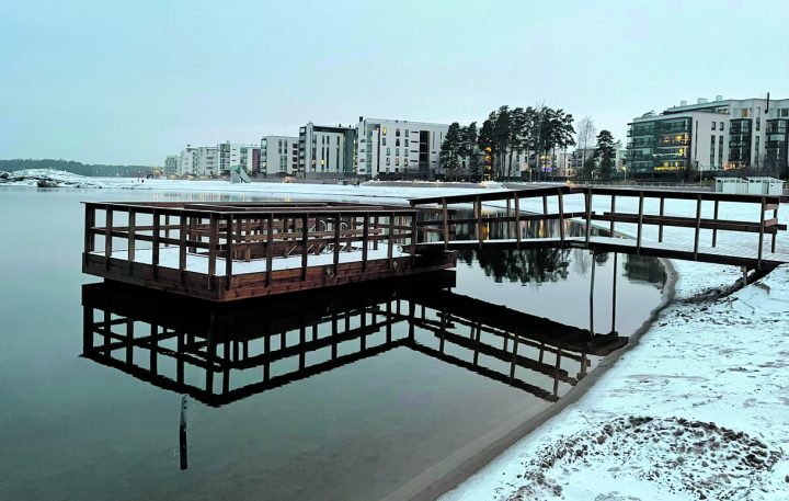 Aurinkolahden rantaan on tullut laituri talviuimareita varten. Kuva: Timo Honkanen